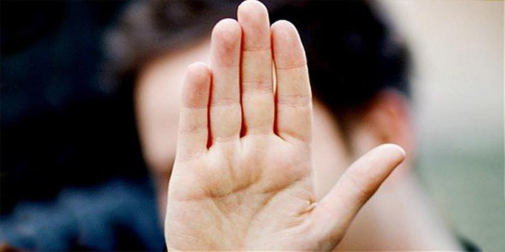 Bí kíp thoát nạn đoán thời gian bằng ngón tay: Khi bị lạc, mất đồng hồ/ điện thoại, để xác định thời gian bạn hãy làm theo cách: Chụm 4 ngón tay đặt theo phương nằm ngang, giữ bàn tay sao cho Mặt trời ở ngay phía trên ngón trỏ. Khoảng cách giữa Mặt trời và đường chân trời tương ứng với số ngón tay. Cứ 1 ngón tay tương đương 15 phút.