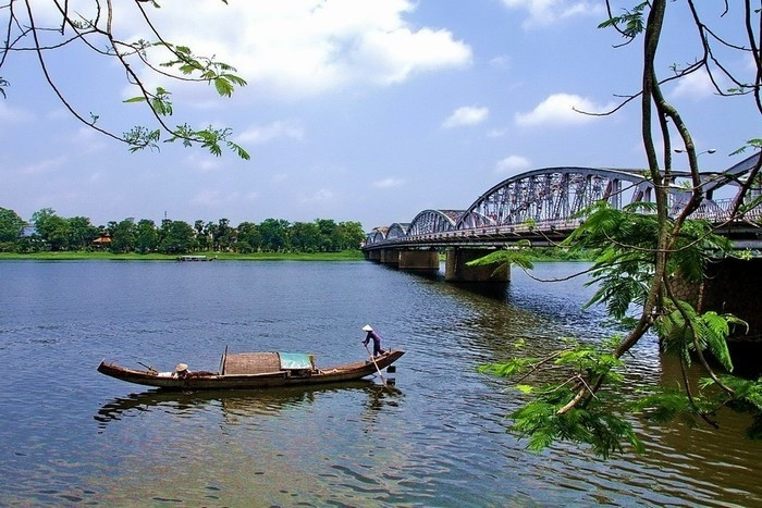 Lúc bấy giờ việc xây cầu qua sông Hương không dễ dàng vì đây vốn là dòng sông duyên dáng, tình tứ.
