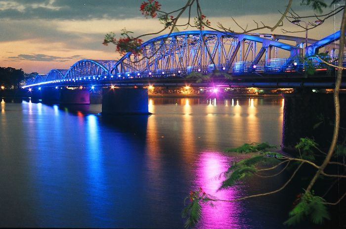 Các nhà thi công đứng trước thử thách, làm sao có cây cầu bắc qua sông, tạo thuận lợi cho người dân qua lại nhưng cần hết sức tránh xây một công trình quá thô ráp sẽ làm mất đi vẻ đẹp cảnh quan tự nhiên.