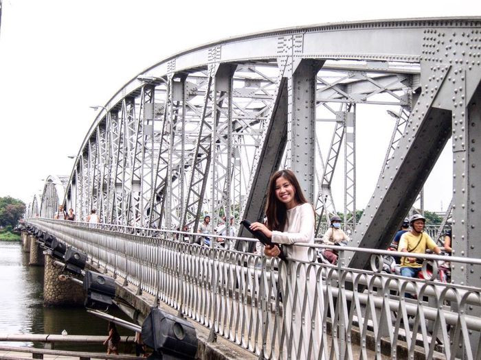 Cầu Trường Tiền được xây dựng theo kỹ thuật của phương Tây với kết cấu thép. Toàn bộ vật liệu đều được nhập khẩu từ nước ngoài. Cây cầu có chiều dài 402.60m, chiều cao là 5.45m, chiều rộng 6m gồm 6 nhịp đầm thép, mỗi nhịp có khẩu độ là 67m.