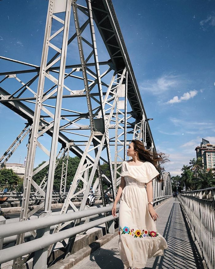 Khi cầu Trường Tiền khởi công, vua Thành Thái là người đặt viên đá đầu tiên. Sau hai năm, cây cầu hình chiếc lược ngà (bán nguyệt).