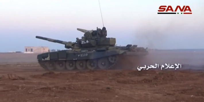 Khả năng phòng vệ của T-90A với hệ thống gây nhiễu Shtora-1, giáp ERA Kontakt 5, giáp phức hợp đảm bảo bảo vệ kíp xe chiến đấu trước mọi vũ khí chống tăng. Ảnh: Xe tăng T-90A hành tiến tiến công đối phương ở Syria.