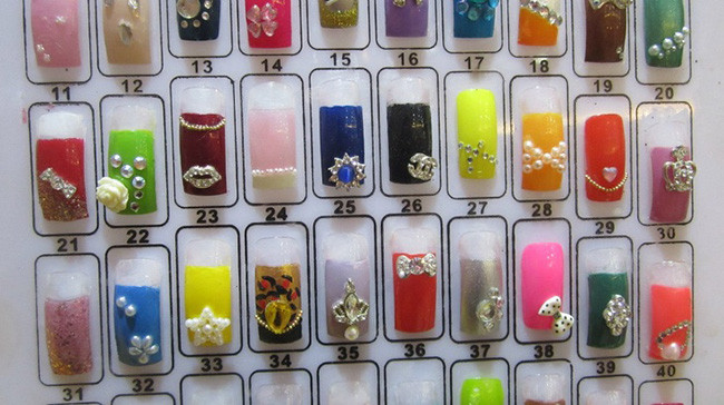 Làm nail cực đơn giản ở Trung Quốc.