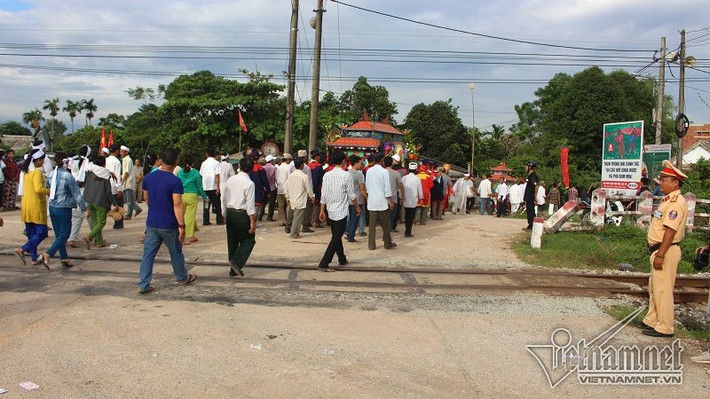 CSGT đảm bảo an toàn cho đoàn đưa tang băng qua quốc lộ và đường sắt.
