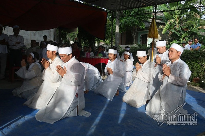 Sáng nay, hàng trăm người dân trong và ngoài xã Hải Sơn đổ về thôn Lương Điền đưa tiễn những nạn nhân đầu tiên trong vụ xe rước dâu gặp nạn khiến 13 người tử vong. Ảnh: Người thân làm lễ để chuẩn bị đưa vợ chồng ông Nguyền về nơi an nghỉ.