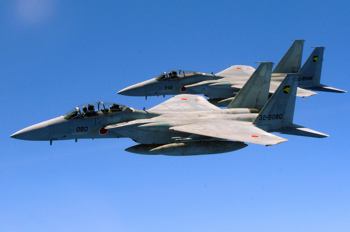 Trung Quốc cáo buộc hai chiếc máy bay tiêm kích F-15J của Nhật Bản đã chĩa radar ngắm bắn Su-30MKK. Phía Nhật Bản sau đó đã bác bỏ cáo buộc của Trung Quốc, họ cũng cho rằng phía Trung Quốc đã thường xuyên xâm phạm chủ quyền của Nhật. Cho dù sự thật là như thế nào và ai đúng ai sai trong trường hợp này thì cũng có thể khẳng định rằng những căng thẳng trong quan hệ Nhật-Trung đang ngày càng gia tăng. Hành động của phi công hai phía về mặt nguyên tắc là hành vi giao chiến, chỉ có điều là tên lửa chưa được bấm nút phóng ra mà thôi. Trước đó, Bộ quốc phòng Nhật Bản hôm 22/4 cho biết, chỉ trong 3 tháng đầu năm lực lượng phòng vệ trên không nước này đã cho máy bay chiến đấu xuất kích gần 200 lần để ngăn chặn các máy bay Trung Quốc xâm nhập trái phép không phận Nhật Bản (chủ yếu là vào khu vực tranh chấp Senkaku/Điếu Ngư mà Nhật Bản đang nắm quyền kiểm soát). Những cuộc đụng độ ngày càng nguy hiểm của máy bay Trung Quốc và Nhật Bản đang diễn ra ngày càng nhiều. Và rất có thể vào một lúc nào đó, do sự tính toán sai lầm hoặc thiếu kiềm chế của phi công một trong hai bên, đặc biệt là sự nguy hiểm của chủ nghĩa dân tộc hẹp hòi, khả năng xảy ra không chiến là không hề nhỏ. Câu hỏi đặt ra là trong một cuộc không chiến tiềm tàng giữa Su-30MKK của Trung Quốc và F-15J của Nhật Bản, loại máy bay nào sẽ giành được phần thắng? Sau đây Kiến Thức sẽ phân tích một số góc độ từ những thông số của hai loại chiến đấu cơ. Cũng cần nhớ rằng cả hai loại chiến đấu cơ Su-30MKK của Trung Quốc và F-15J của Nhật đều chưa từng được tham chiến thực tế. Và cả không quân Trung Quốc lẫn Nhật Bản cũng đã hơn nửa thế kỷ chưa tham gia vào một cuộc không chiến thực sự nào, vì thế mọi phân tích chỉ là ước đoán. Tính cơ động Su-30MKK là máy bay chiến đấu đa năng tầm xa, do nhà máy Komsomolsk-on-Amur nghiên cứu chế tạo cho Trung Quốc trên cơ sở của loại máy bay Su-30MK. Nó được trang bị hai động cơ AL-31F cung cấp khả năng cơ động và lực đẩy lớn, khả năng cơ động, tốc độ leo cao và năng lực tác chiến quần vòng cự ly gần là những ưu điểm vượt trội của máy bay Su-30.