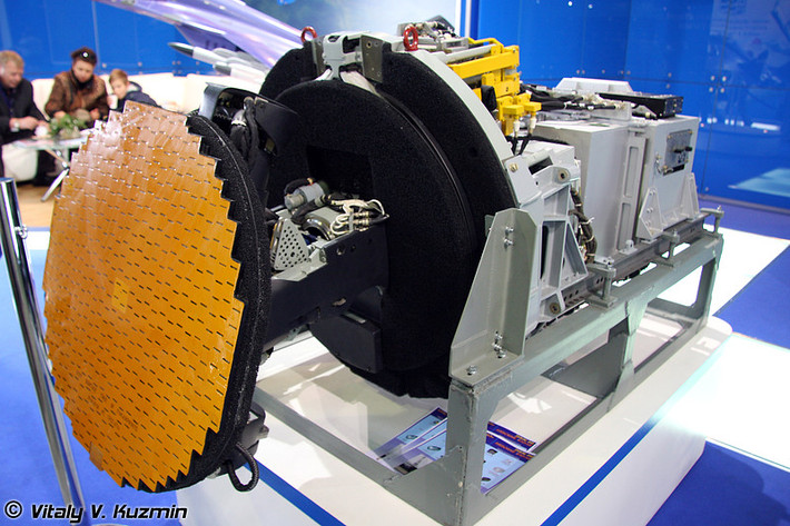 Radar Zhuk-MS của Su-30MKK. Như vậy, cơ bản thì hệ thống radar kiểm soát hỏa lực trên F-15J có phần nhỉnh hơn, cũng một phần vì F-15J tối ưu cho nhiệm vụ chiếm ưu thế trên không, trong khi Su-30MKK hướng về khả năng đa nhiệm. Hệ thống radar trên Su-30MKK còn phải chia sẻ cho nhiệm vụ theo dõi các mục tiêu trên mặt đất. Ngoài hệ thống radar tối tân, F-15J còn sở hữu hệ thống chiến tranh điện tử do Nhật Bản tự phát triển đầy bí ẩn, không hề có bất kỳ thông số nào của nó được tiết lộ. Chưa biết chùng, chúng có thể sẽ khiến các hệ thống radar Nga “mù” khi tham chiến. Tuy nhiên, F-15J sẽ phải hết sức đề phòng hệ thống trinh sát quang điện tử sử dụng các cảm biến laser và hồng ngoại cho phép phát hiện mục tiêu từ dấu vết động cơ (phát nhiệt) đến 90km của Su-30MKK. Nếu radar bị gây nhiễu thì Su-30MKK sẽ sử dụng radar quang điện này để theo dõi mà không bị phát hiện trở lại. Hỏa lực Về mặt hỏa lực, khó có thể nói được rằng F-15J hay Su-30MKK “ai hiện đại hơn ai”. Bởi thông số của chúng gần như là tương đương nhau. Ví dụ, F-15J được trang bị tên lửa không đối không tầm ngắn AAM-5 (tầm phóng 35km, dẫn đường hồng ngoại) và tên lửa đối không tầm trung AAM-4 (tầm phóng 100km, dẫn đường bằng radar chủ động).