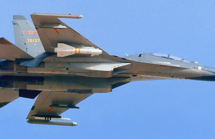 Su-30MKK là tiêm kích đa nhiệm xương sống của Không quân Trung Quốc. Còn F-15J là loại máy bay tiêm kích chặn đánh được hãng Mitsubishi Heavy Industries sản xuất theo giấy phép của Mỹ. Nó được trang bị hai động cơ phản lực hai luồng có chế độ đốt tăng lực Pratt & Whitney F-110-100 ( hoặc 200) cho vận tốc cực đại nhỉnh hơn so với Su-30MKK (2.660km/h so với 2.120km/h), trần bay cao hơn Su-30 (20.000m so với 17.300m). Nếu xét về khả năng cơ động thì Su-30 của Trung Quốc nhỉnh hơn, Su-30 chiếm ưu thế về khả năng tăng tốc đoạn ngắn va leo độ cao giúp nhanh chóng tiếp cận/thoát ly khu vực tác chiến và truy đuổi địch, còn F-15J có tốc độ bay và trần bay cao hơn. Mắt thần Hệ thống điện tử của máy bay Mỹ rõ ràng là hiện đại và ưu việt hơn hẳn so với Nga và Trung Quốc, trong không chiến thì radar là yếu tố quyết định thắng bại. Radar APG-63 (V1) của F-15J cùng lúc có thể phát hiện và theo dõi 14 mục tiêu và tấn công đồng loạt 6 mục tiêu. Trong khi đó về phần Su-30MKK, rất khó để xác định được chiếc Su-30MKK đụng độ với F-15J hôm 17/6 mang loại radar nào. Vì số Su-30MKK mà Trung Quốc sở hữu sử dụng cùng lúc 3 loại radar khác nhau. Theo đó, 20 chiếc đầu tiên dùng N001VEP theo dõi đồng thời 10 mục tiêu, và tiêu diệt 4 mục tiêu trên không. Từ chiếc 21 trở đi sử dụng Zhuk-MS theo dõi tới 20 mục tiêu cùng lúc nhưng vẫn chỉ hạ được 4 mục tiêu. Một số chiếc cuối cùng trang bị Zhuk-MSE có cùng tính năng không chiến với Zhuk-MS.