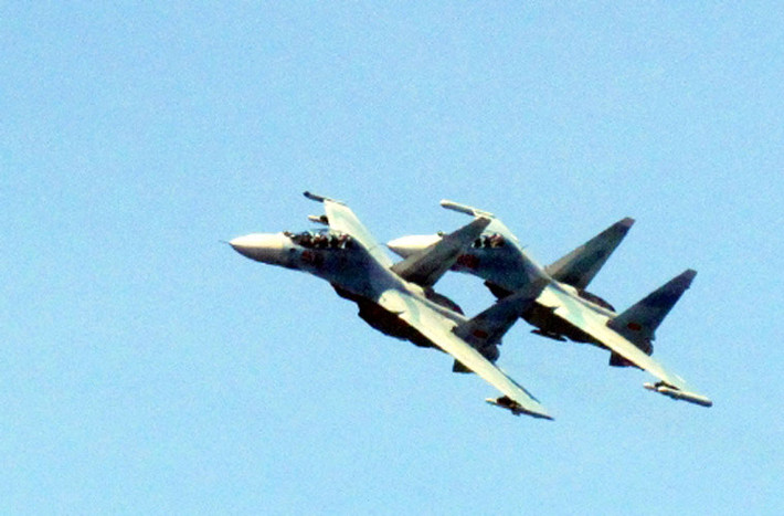 Su-30MK2 được đưa lên bầu trời bằng hai động cơ đẩy AL-31F cực khỏe, cho tốc độ tối đa 2.120km/h, tầm bay 3.000km, trần bay 17,3km, vận tốc leo cao 230m/s.