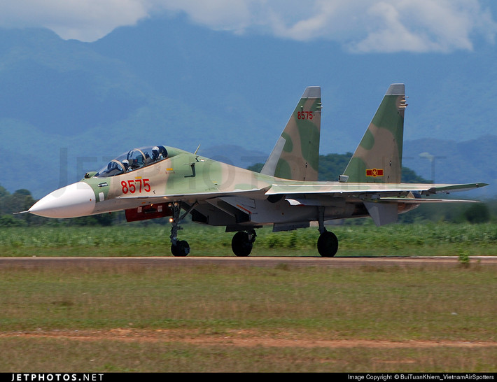 Sukhoi Su-30MK2 là phiên bản xuất khẩu của dòng máy bay chiến đấu đa năng, hoạt động trong mọi điều kiện thời tiết Su-30MK do Công ty Sukhoi JSC thiết kế, được nhiều nhà máy ở toàn nước Nga sản xuất. Ngoài Việt Nam, hiện còn có Trung Quốc, Venezuela, Indonesia, Uganda cũng đang sử dụng Su-30MK2. Với nước Nga, họ sử dụng phiên bản nội địa là Su-30M2 (được phát triển sau Su-30MK2, dành cho Không quân Nga).