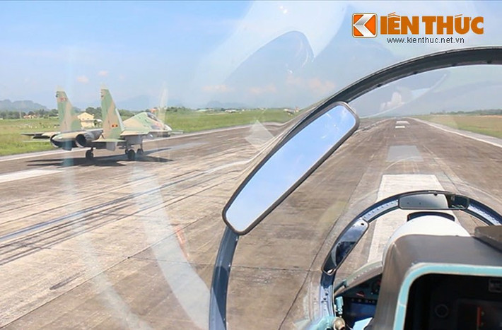 Kể từ năm 2009, Việt Nam bắt đầu ký các hợp đồng mua tiêm kích đa năng Su-30MK2 hiện đại do công ty Sukhoi JSC (Nga) nghiên cứu, thiết kế. Tính tới thời điểm hiện tại, chúng ta đã có trong biên chế 28 chiếc Sukhoi Su-30MK2 và 4 chiếc Sukhoi Su-30MK (mua năm 2004).