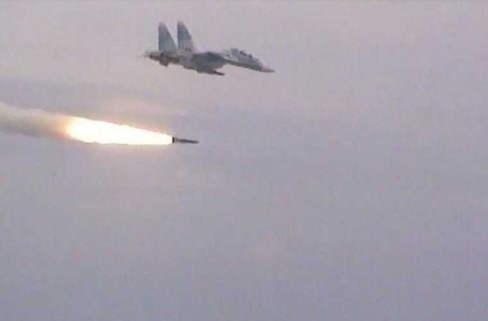 Trong ảnh, tiêm kích Su-30MK2 phóng tên lửa hành trình Kh-31A.