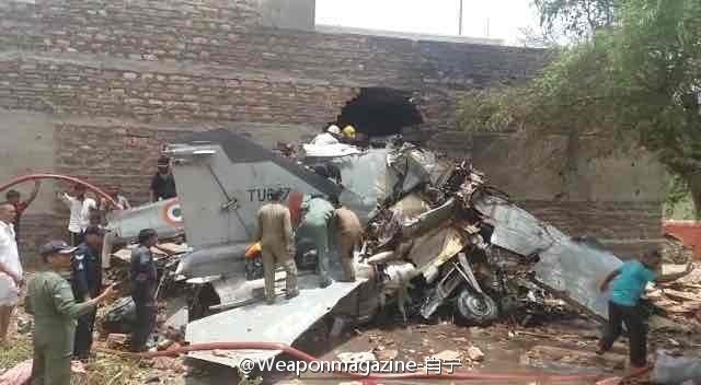 Chiếc MiG-27 bị phá hủy hoàn toàn sau vụ va chạm.