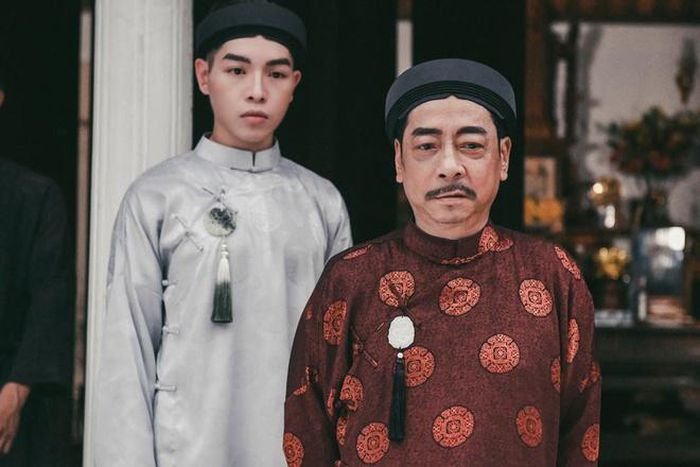 Cụ Bá xuất thân trong một gia đình có truyền thống làm lý trưởng, chánh tổng. Uy quyền của Bá Kiến- cụ Bá khiến dân lành và bọn lưu manh ai cũng nể sợ. Ngay cả Chí Phèo cũng có suy nghĩ "dại gì mà vào miệng cọp".