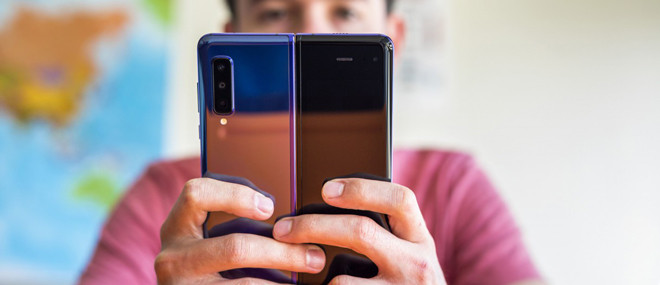 5. Khi Galaxy Fold được gập lại, vỏ điện thoại sẽ có độ uốn cong nhẹ ở mặt trước và mặt sau nơi gần bản lề nhưng sẽ biến mất khi bạn mở điện thoại. Đây không phải là một vấn đề lớn nhưng sẽ làm cho thiết bị trông khá rẻ tiền và mỏng manh