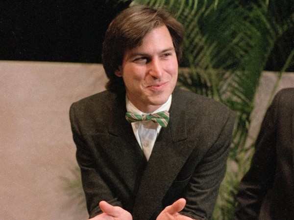 Người đồng sáng lập Apple Steve Jobs - Tuổi: 21 Năm: 1976 Jobs và người đồng sáng lập Apple Steve Wozniak lần đầu gặp nhau thông qua một người bạn chung vào năm 1971, trước khi cả hai vào đại học, và trở thành bạn bè. Họ thường làm việc cùng nhau trong những dự án công nghệ nhỏ và gặp nhau trong một câu lạc bộ máy tính có tên Homebrew Computer Club vào năm 1975. Jobs và Wozniak quan tâm đến máy tính thông qua những cuộc gặp này và biến sở thích của mình thành Apple một năm sau đó.