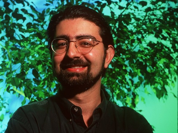Người sáng lập eBay Pierre Omidyar - Tuổi: 23 Năm: 1991 Một vài năm sau khi tốt nghiệp Đại học Tufts, Pierre Omidyar đồng sáng lập một công ty máy tính có tên Ink Development cùng một vài người bạn. Công ty này sau đó được định vị thương hiệu lại thành một công ty phần mềm mua sắm trực tuyến có tên eShop, về sau bị Microsoft thâu tóm với giá 50 triệu USD vào năm 1996. Trước khi thương vụ này thành hiênh, Pierre Omidyar đã ra mắt eBay vào năm 1995.