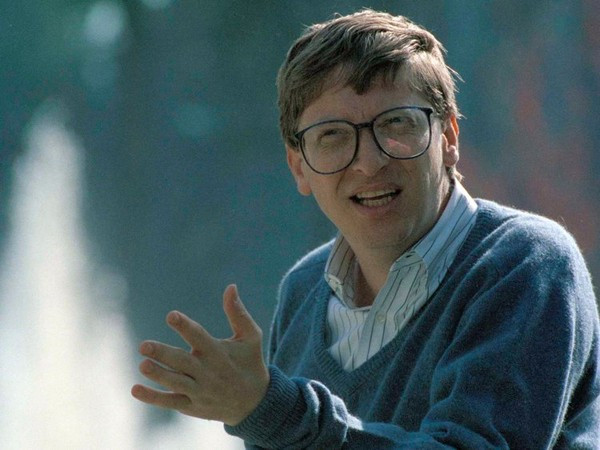 Người đồng sáng lập Microsoft Bill Gates - Tuổi: 16 Năm: 1972 Thời trung học, Gates cùng bạn mình Paul Allen ra mắt một công ty có tên Traf-o-Data với nhiệm vụ chính là tự động hoá quá trình phân tích dữ liệu giao thông ở Washington. Công ty này vẫn tiếp tục vận hành cho tới khi cặp đôi này thành lập Microsoft vào năm 1975. Traf-O-Data sau đó thất bại vì một lý do mà Allen gọi là “mô hình kinh doanh khiếm khuyết.”