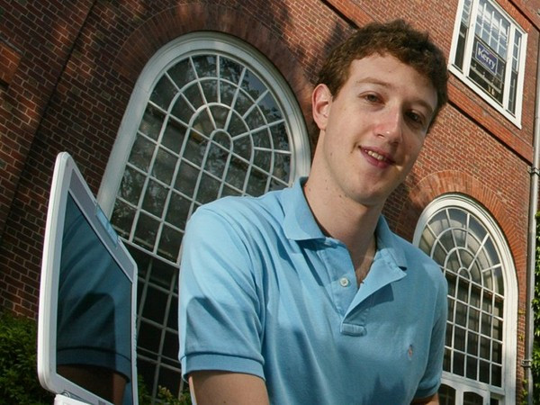 Người sáng lập Facebook Mark Zuckerberg - Tuổi: 19 Năm: 2004 Zuckerberg ra mắt Facebook, dưới tên gọi “Thefacebook”, từ căn phòng kí túc của mình vào năm 2004 khi đang theo học năm hai tại Đại học Harvard. Mark thôi học một năm sau đó để dành toàn bộ thời gian cho mạng xã hội của mình.