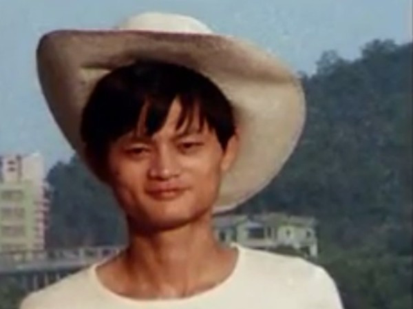 Người đồng sáng lập Alibaba Jack Ma - Tuổi: 29 Năm: 1994 Ma nghỉ dạy học Tiếng Anh ở trường đại học địa phương để ra mắt một công ty dịch thuật có tên Haibo Translation Agency năm 1994. Trong khi giúp một công ty Trung Quốc đòi một khoản thanh toán nhờ vào khả năng dịch thuật của mình, Ma tới Mỹ năm 1995 và đây là lần đầu tiên ông tiếp xúc với chiếc máy tính có kết nối với Internet. Từ khoá đầu tiên Jack Ma tìm kiếm trực tuyến là “bia” và ông rất ngạc nhiên khi nhận ra rằng không có thương hiệu bia Trung Quốc nào xuất hiện. Đó là lúc ông quyết định thành lập một công ty Internet cho Trung Quốc mà sau đó trở thành Alibaba.com.