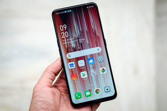 Ngay trong tháng 04 này, nhiều mẫu smartphone tầm trung có giá bán hấp dẫn đã đến thị trường Việt Nam. 1. Oppo F11 Giá bán: 7,29 triệu đồng Các tín đồ công nghệ không thể không nhắc tới cái tên Oppo F11 trong danh sách smartphone “hot” nhất tháng 4 này. Đây là sản phẩm được khách hàng Việt Nam đặt mua với số lượng không nhỏ vì sở hữu nhiều ưu điểm: camera “khủng” 48MP + 5MP, pin lớn – 4020 mAh, màn hình “giọt nước” – 6,5 inch. Các thông số kỹ thuật của máy có khả năng đáp ứng mọi tác vụ nặng như chơi game, lưu trữ dữ liệu nặng: chip xử lý MediaTek Helio P70; RAM 6GB; bộ nhớ trong 64GB (hỗ trợ mở rộng lên tới 256GB). Đặc biệt, khả năng chụp ban đêm cực “chất” của máy cũng khiến cho các tín đồ sống ảo thêm mê mệt.