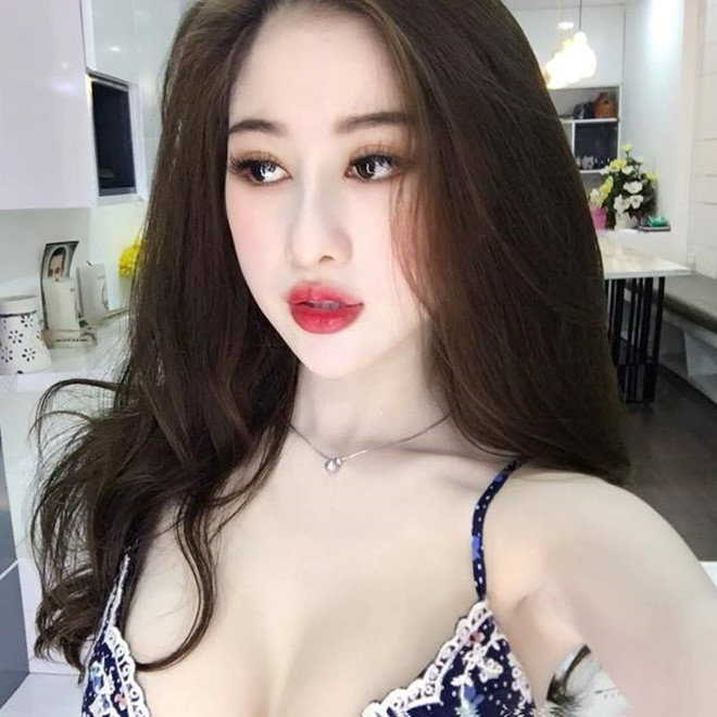 Lần này, cô thực hiện phẫu thuật cắt mí, nâng mũi, hút mỡ nọng cằm. "Một tuần sau cuộc đại phẫu giống như địa ngục, mặt tôi sưng to, không mở được mắt, tím bầm, phần cằm đau nhức khủng khiếp, gần như biến dạng. Mọi sinh hoạt của tôi đều mờ mẹ giúp đỡ. Bạn bè chứng khiến hình ảnh lúc đó đều cho rằng tôi thẩm mỹ thất bại. May mắn, gương mặt sau khi hết sưng đường nét đẹp đúng như mong đợi. Tổng chi phí cho những lần làm đẹp của tôi khoảng 400 triệu đồng", Phương Thảo kể lại.