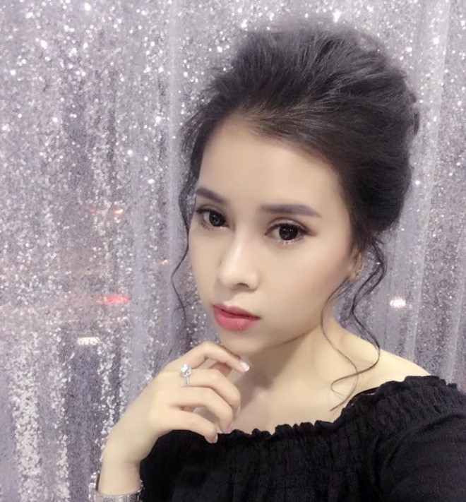 Khi đã hoàn thiện tất cả đường nét trên mặt, cô sử dụng phương pháp tái tạo da sinh học và tắm trắng để cải thiện làn da ngăm đen. "Bên cạnh đó, tôi cũng chăm chỉ dùng các loại mỹ phẩm để chăm sóc da toàn thân. Với ngoại hình xinh đẹp hơn, tôi tự tin khi đứng trước khách hàng, công việc cũng vì thế thuận lợi hơn", Kim Ngân tâm sự.