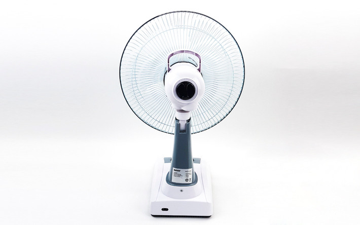 Chọn loại có trang bị tính năng tự động ngắt sạc khi pin đầy hoặc có đèn báo khi đã nạp đủ điện vào ắc quy. Cách này giúp bạn dễ dàng theo dõi khi sạc đầy.