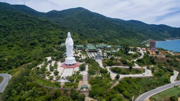 Bức tượng Phật Quan Thế Âm tại chùa Linh Ứng (Đà Nẵng) được coi là tượng Quan Thế Âm cao nhất Việt Nam, với 17 tầng và cao 67m. Tòa sen có đường kính rộng tới 35 m và đường kính lòng tượng rộng 17 m.