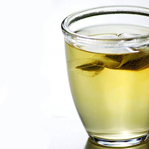 Uống trà. Thưởng thức trà đen hoặc trà xanh với chút chanh và mật ong không chỉ thanh lọc cơ thể mà còn kích thích các lông mao và nang lông trong mũi đẩy vi khuẩn gây bệnh hiệu quả hơn. Bên cạnh đó, mật ong chứa chất kháng khuẩn rất tốt cho cơ thể, ngăn ngừa cảm cúm.