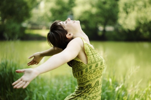 Thư giãn. Thư giãn là cách giúp cơ thể cân bằng khi phải làm việc quá tải. Nó cũng mang lại ý nghĩa tích cực cho nỗ lực giảm cân bởi tâm trạng căng thẳng thường khiến người ta nghĩ đến đồ ăn nhiều hơn mà không nhận thức mình ngày càng tăng cân.
