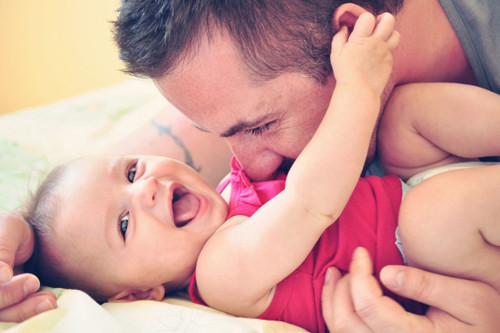 Các bậc phụ huynh cũng có thể làm trò bằng cách đóng giả, bắt chước động tác của các con vật hay bất cứ thứ gì để khiến bé chú ý, bé cảm thấy thích thú sẽ nín khóc dần.
