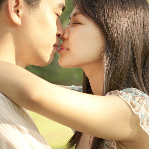 Nếu chỉ hôn nhẹ lên môi, đừng trách anh ấy hời hợt. Nụ hôn gió cũng là cách các chàng trai chia sẻ niềm vui, hứng thú trong mối quan hệ.