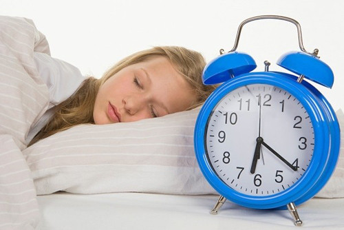 Đặc biệt, uống nhiều nước ban ngày giúp giấc ngủ ban đêm không bị gián đoạn nên bạn có thể nghỉ ngơi nhiều hơn, lấy lại được sự tỉnh táo vào ngày hôm sau.