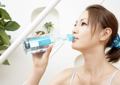 Uống nhiều nước vào buổi sáng. Một người trưởng thành nên uống khoảng 8 ly nước mỗi ngày (tương đương 2 lít). Tuy nhiên, bạn nên uống nước nhiều vào buổi sáng hơn chiều và tối. Ngoài tác dụng thanh lọc cơ thể, uống nước nhiều vào buổi sáng giúp bạn không cảm thấy phiền toái khi phải ghé thăm nhà vệ sinh quá nhiều vào buổi tối.