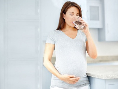 Đặc biệt, nếu đang bị bệnh hoặc cho con bú thì bạn nên tăng cường lượng nước trong ngày. Phụ nữ mang thai và cho con bú nên uống khoảng 10 ly mỗi ngày thay vì 8 ly như thông thường.