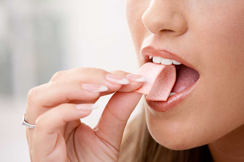 Nhai kẹo cao su. Nhai kẹo cao su tóp tép nơi công cộng vô cùng bất lịch sự. Thế nhưng thói quen xấu này lại có thể làm tăng nồng độ oxy trong máu ở não, rất tốt cho việc tăng cường trí nhớ. Nó cũng mang lại sự tỉnh táo, suy nghĩ tích cực hơn 10% so với người không nhai kẹo cao su.