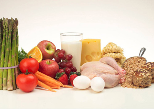 Hãy ăn một bữa ăn sáng đủ chất và bạn nên nên ăn thực phẩm giàu protein và ngũ cốc trong bữa sáng để có thể bắt đầu làm việc. Tránh ăn quá nhiều thực phẩm có hàm lượng đường cao vì những thực phẩm này chỉ cung cấp cho bạn năng lượng tạm thời, sau đó bạn càng mệt hơn.