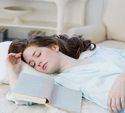 Ngủ trưa. Nhiều người nghĩ rằng, ngủ trưa trong một ngày mất ngủ sẽ làm cơ thể càng mệt mỏi hơn, nhưng sự thật không phải như vậy. Ngủ trưa tầm 20-25 phút sẽ khiến bản cảm thấy tỉnh táo và thư giãn.