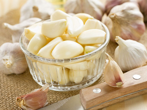 Nhấm nháp một tép tỏi tươi cũng mang lại khả năng tăng cường hệ miễn dịch. Chính lượng lớn allicin, kẽm, lưu huỳnh, selen, vitamin A và E góp phần cải thiện khỏe tổng thể, phát huy khả năng kháng khuẩn.