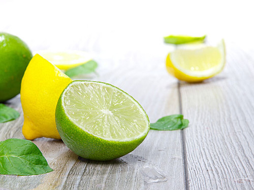 Uống nước chanh cung cấp cho cơ thể lượng lớn vitamin C góp phần bảo vệ cơ thể chống lại bệnh tật. Vitamin C cũng giúp cơ thể chống lại vi khuẩn, vi rút gây bệnh cùng các gốc tự do gây ung thư.