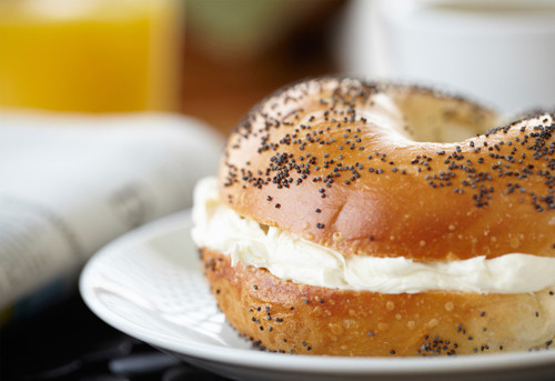 Hạt mè. Hạt mè được dùng để trang trí bánh ngọt bagel là một trong những thực phẩm giàu sắt hàng đầu. Ước tính ăn khoảng 1 chiếc bánh ngọt bagel (đường kính chừng 10cm) với lượng hạt mè rắc ở trên có thể cung cấp tới 30% nhu cầu sắt trong ngày.
