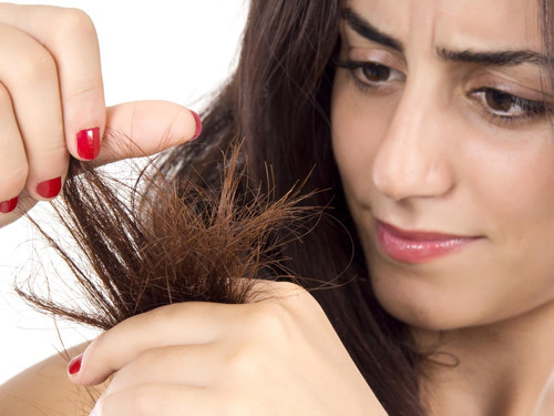 Phơi nắng quá nhiều. Tiếp xúc nhiều với ánh nắng mặt trời cũng có thể gây hại tới tóc của bạn. Lúc này, lớp biểu bì tóc sẽ bị suy yếu, gãy và rụng dần.