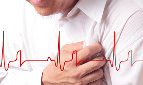 Cảm giác đau ngực kèm khó thở, hơi thở nặng, đổ mồ hôi nhiều là dấu hiệu bệnh tim.
