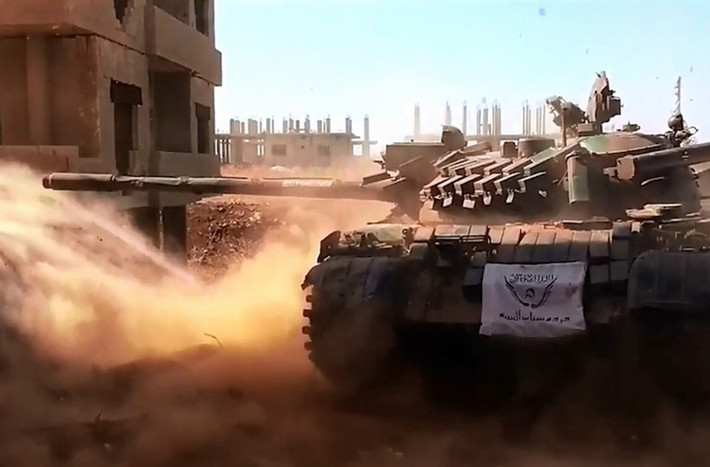 Xe tăng T-55MV của FSA đang khai hỏa pháo.