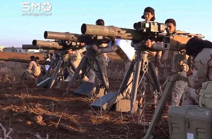 Quân đội Syria Tự do (FSA) là một tổ chức vũ trang tập hợp những binh sĩ đào tẩu (đào ngũ khỏi Quân đội Syria) và dân quân chống lại chính quyền Tổng thống Assad. Ngoài phiến quân IS thì FSA được xem là một trong những lực lượng nổi dậy ở Syria có sức mạnh quân sự khiến Quân đội Syria (SAA) phải kiềng nể. Mới đây, FSA đã “khoe” hàng loạt thứ vũ khí của lực lượng này trên phương tiện truyền thông.