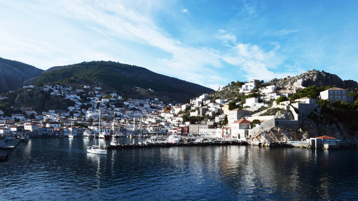 4. Hydra, Hi Lạp Nằm trên quần đảo Saronic ở Hi Lạp, hòn đảo yên tĩnh Hydra đã trở nên quen thuộc với Markle, sau khi cô tham dự một buổi tiệc của một người bạn tại đây vào năm 2016. Rất có thể cô sẽ trở lại địa điểm này cùng người chồng mới cưới trong kỳ nghỉ tuần trăng mật.
