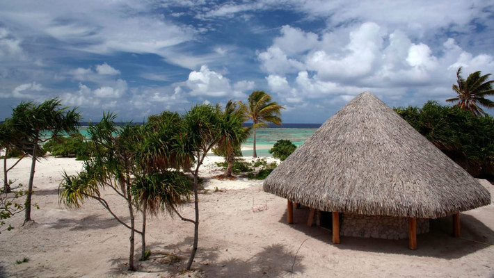 8. Tetiaroa, Tahiti Nằm cách phía bắc Tahiti khoảng 40km, hòn đả Tetiaroa bao quanh một hồ nước tuyệt đẹp. Nơi đây từng đón tiếp cựu Tổng thông Mỹ Obamas và em gái của Công nương Kate Middleton.