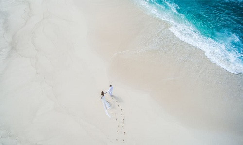 1. Đảo North, Seychelles Vợ chồng Hoàng từ William và Kate Middleton đã từng tận hưởng kỳ nghỉ trăng mật tại hòn đảo này và nơi đây cũng có thể là lựa chọn cho kỳ nghỉ đầu tiên sau lễ cưới của Hoàng tử Harry và vợ Meghan Markle, bởi vì địa điểm này có không gian riêng tư, bãi biển đẹp và nước trong xanh.