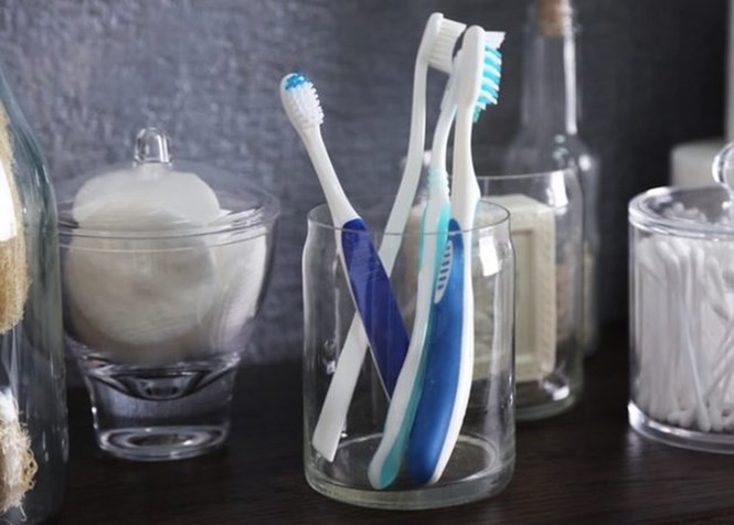 Bàn chải đánh răng: Chúng ta thường có thói quen để bàn chải đánh răng gần nhau, khi bạn bị cúm vi khuẩn từ bàn chải của bạn có thể lây lan sang bàn chải của người khác, khiến họ nhiễm bệnh.